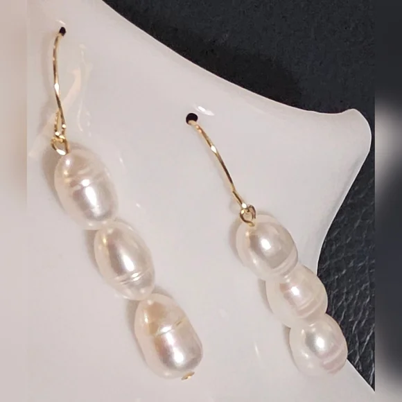 Elegant Gold and White Pearl Earrings - Picture 3 of 3
